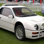 El problema del RS200 no fue técnico, sino histórico. La prohibición del Grupo B en 1986 dejó a Ford con varios coches diseñados para una competición que ya no existía. Para poder venderlos, algunos incluso recibieron interiores más lujosos. Hoy, esa mezcla de brutalidad y rareza lo convierte en uno de los Ford más deseados de la historia.