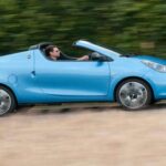 El Renault Wind parecía un concept car hecho realidad: roadster compacto, techo eléctrico en 12 segundos y desarrollo de Renault Sport. Era divertido y distinto, pero su base mecánica de Twingo no ofrecía el chasis brillante que prometía su imagen. A eso se sumaron un nombre desafortunado y una visibilidad trasera pobre. Demasiadas pequeñas concesiones para un coche que debía enamorar.