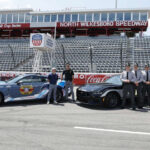 El Mustang no solo sirve para perseguir delincuentes: su diseño icónico atrae a un público más joven y refuerza la imagen de modernidad de la policía. En Carolina del Norte, exhibir Mustangs en eventos como NASCAR aumentó el interés público y el reclutamiento. Estrategias como calcomanías fantasma y el sonido de su motor V8 crean un efecto disuasorio en la carretera.