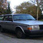 El Volvo 240 destaca por su durabilidad y forma icónica. Motor 2.3L de 114 CV, sencillo y fácil de reparar. Los compradores valoran interiores limpios y tableros intactos, especialmente en las versiones familiares. Los precios van desde 8.000 hasta 27.000 dólares según estado y versión.