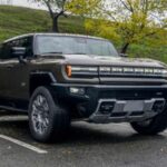 Ambos SUV eléctricos superan los 1.000 CV y destacan por su diseño, confort y versatilidad. Desde cabinas íntimas y lujosas hasta sistemas intuitivos de conducción, estos modelos demuestran que los EV pueden combinar potencia, tecnología y capacidad familiar sin comprometer la diversión.