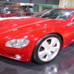 El Chevrolet SS es un sedán grande con un V8 derivado del Corvette. Su producción limitada y diseño equilibrado lo convierten en un coche sorprendentemente ágil para su tamaño. Las versiones con caja manual ya se consideran “unicornio”, mientras que incluso los automáticos ganan protagonismo entre los entusiastas conscientes de su rareza y potencial de inversión.