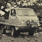 Este pequeño vehículo austriaco, con motor trasero de 0.6 litros y 22 hp, utilizaba un chasis central que mejoraba la tracción y la articulación de las ruedas. Su ligereza y capacidad de carga lo hicieron popular en regiones alpinas y entre fuerzas militares, destacando por su permanente tracción a las cuatro ruedas.