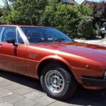 Mientras el Pantera acaparaba titulares, De Tomaso pensó en los entusiastas con familia. El Deauville ofrecía cuatro plazas reales, un potente V8 y un diseño elegante, permitiendo disfrutar de altas prestaciones sin sacrificar practicidad. Era la respuesta lógica para quienes querían impresionar… con hijos incluidos.