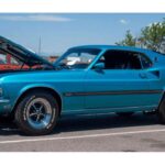 Estos cinco coches no eran simplemente máquinas: eran símbolos de estilo, libertad y aspiración. Desde la rebeldía juvenil con el Maverick y el Super Bee, hasta la audacia del Camaro Z28, la majestuosidad del Mustang Mach 1 y la elegancia del Ford LTD, cada modelo reflejaba los sueños de una generación que todavía los recuerda con nostalgia y admiración hoy en día.