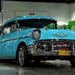 El Chevrolet Bel Air '57 es un clásico indispensable para lowriders. Su diseño atemporal y variedad de variantes, desde hardtops hasta convertibles, lo convierten en un vehículo ideal para pintura personalizada, ruedas finas y suspensiones hidráulicas. Muchos lo consideran un lienzo perfecto para mantener viva la tradición de la cultura lowrider.