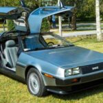 El icónico DeLorean DMC 12 prometía un deportivo futurista con carrocería de acero inoxidable y puertas tipo ala de gaviota, pero falló en desempeño. Equipado con un motor PRV V6 de 2.8L que producía 130 hp y 162 lb-ft de torque, aceleraba de 0 a 60 mph en 10,5 segundos y tardaba 40 segundos en llegar a 100 mph. Su precio inicial de $26,000 lo hacía más caro que un Porsche 924 de similar rendimiento, convirtiéndolo en un clásico poco rentable.