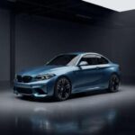 El M2 es como cafeína con ruedas: crudo, potente y refinado a la vez. Su precio ronda los 60 mil dólares. La conducción absorbe al conductor hasta que la realidad te recuerda el tráfico. La nueva parrilla genera opiniones divididas por su diseño exagerado.