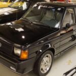 El Omni GLH-S fue la jugada más inesperada de Shelby: un pequeño hatchback convertido en misil urbano. Con motor turbo, chasis afinado y producción limitadísima, demostró que la magia Shelby no dependía de cilindros enormes, sino de actitud. Fue el sleeper definitivo antes de que el concepto existiera, capaz de humillar coches mucho más grandes y caros.