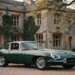 El E-Type Serie 1 sigue siendo una de las formas más bellas jamás creadas. Su seis en línea es suave, la suspensión independiente fue revolucionaria y aún hoy resulta divertida. El óxido ataca sin piedad los bajos, por lo que los ejemplares sanos superan los 100.000 dólares con facilidad. Todo indica que mantendrá su valor durante mucho tiempo.