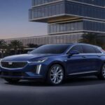 El Optiq se ve elegante incluso estacionado. Sus curvas atraen miradas sin esfuerzo. La conducción suaviza el asfalto irregular y la tecnología permanece discreta. El aumento de precios golpea con más fuerza al lujo, y este modelo empieza a sentirse más aspiracional que accesible.