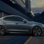 Dentro de la gama Genesis, los sedanes han ido adoptando un perfil cada vez más orientado al lujo con chófer, mientras los SUV ganan protagonismo. El G70, sin embargo, apunta a un público más joven, interesado en conducir y no solo en ser transportado. Es el último bastión emocional de la marca.