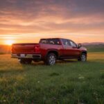 La RAM 1500 destaca por su equilibrio entre capacidad y comodidad. Su suspensión y su interior están entre los mejores del segmento. Remolca con solvencia y, al mismo tiempo, se conduce como un SUV grande. Una camioneta pensada para trabajar y vivir con ella a diario.