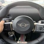 Visualmente, el MINI Cooper JCW 3-Door 2026 impone presencia. Sus proporciones cortas y musculosas, los paragolpes agresivos y los detalles en rojo lo distinguen claramente de cualquier MINI convencional, incluso a distancia. Es un coche que parece rápido… aunque no te haga sentirlo.