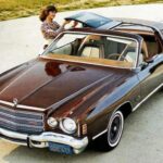 El Charger dominó finales de los 60, pero en los 70 buscó identidad. El rediseño de 1971 dividió opiniones y la versión SE lo acercó al lujo personal.
A mitad de década ya se ofrecía con motores modestos impensables años antes. Era el reflejo de una era en la que incluso los gigantes debían rendirse ante las normas.