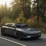 El Model X conserva su presencia en la carretera y ofrece espacio abundante. No obstante, la suspensión neumática a veces pierde altura durante la noche, y algunos componentes muestran desgaste prematuro. El envejecimiento es evidente, aunque no compromete la experiencia general de conducción.