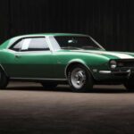 El Camaro Z/28 fue la respuesta de Chevrolet al Mustang. Con estética atractiva y múltiples opciones de motor y acabado, rápidamente ganó popularidad, consolidando a Chevrolet en la era de los ‘pony cars’ estadounidenses.
