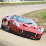 Tras la negativa de Ferrari a vender su marca, Ford desarrolló el GT40. Con la colaboración de Eric Broadley y John Wyer, nació un coche que no solo buscaba ganar, sino también vengar las derrotas de años anteriores, marcando una leyenda en Le Mans.