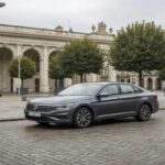El Volkswagen Jetta ofrece suavidad en el tráfico, motor turbo y un interior silencioso que reduce el estrés urbano. Su diseño europeo y calidad de construcción lo hacen destacar entre los compactos asequibles.