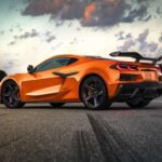 El Corvette Z06 ofrece 670 CV de su V8 de 5.5 litros y acelera de 0 a 100 km/h en solo 2,6 segundos. Con diseño agresivo y aerodinámica avanzada, se acerca al rendimiento de un supercoche, pero su precio y la percepción de marca lo mantienen como un deportivo “asequible” frente a los verdaderos superdeportivos.