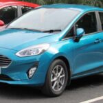 Hatchbacks como Honda Fit o Ford Fiesta destacan por eficiencia y maniobrabilidad, pero sacrifican confort y potencia. Sus interiores estrechos y desempeño limitado en carretera hacen que los compradores busquen alternativas más modernas y eficientes, especialmente híbridas o eléctricas.