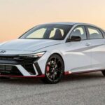 El enfoque radical del Elantra N se refleja en unos asientos tipo bucket muy agresivos. Sujetan de forma sobresaliente, pero resultan restrictivos y duros en conducción cotidiana. Tras varias horas, la falta de acolchado pasa factura.