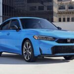 La versión hatchback del Civic es claramente superior en carga frente al sedán. Ofrece 24,5 pies cúbicos y asientos abatibles para objetos voluminosos. Mantiene precios contenidos, incorpora opción híbrida y conserva el equilibrio clásico del Civic entre eficiencia, fiabilidad y espacio.