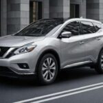 Algo blando en la forma en que filtra los baches, casi perezoso, pero en el buen sentido. El frontal se siente pesado, como si pensara por ti antes de reaccionar. Te adaptas rápido a él. Y cuando ya no está, sorprende descubrir que lo echas de menos.