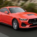 El Mustang moderno ya no vive solo de las rectas. Suspensión trasera independiente, amortiguadores adaptativos y una puesta a punto sorprendente lo convierten en un coche comunicativo y ágil. Con los paquetes Performance, el chasis, la dirección y los frenos crean una experiencia que recompensa al conductor. Es rápido, sí, pero también divertido.