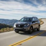 Su nombre promete aventura, pero suele vivir en la rutina. El nuevo emblema intenta refrescar esa imagen apenas un poco. Hay una tensión entre lo robusto que parece y lo doméstico que resulta en el garaje. Espera, acompaña, repite. Se siente conocido, casi inevitable.