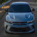 Esta queja se repitió con fuerza. Los entusiastas creen que Dodge necesitaba un sedán compacto con ADN deportivo, no otro SUV. Desde la desaparición del Dart, existe un vacío. La plataforma del Hornet podría haber dado vida a un coche bajo, ágil y distinto en un mercado dominado por importados. En cambio, Dodge eligió competir en el segmento más abarrotado, sin una ventaja clara en ejecución ni en precio.