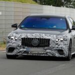 Mientras BMW y Audi apuestan decididamente por la electrificación total con modelos como el i7 o el futuro A8 eléctrico, Mercedes elige un camino distinto: evolucionar su V8 en lugar de abandonarlo. Es una estrategia pensada para mercados donde la transición eléctrica es más gradual y el cliente aún valora el carácter mecánico. Como en la Fórmula 1, donde la marca dominó optimizando la tecnología híbrida, Mercedes demuestra que innovar no siempre implica borrar el pasado. La Clase S 2027 recuerda que el futuro del lujo también puede rugir… aunque lo haga en silencio.