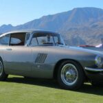 España también soñó con vencer a Ferrari. Wifredo Ricart creó el Pegaso Z-102 bajo el paraguas estatal de ENASA. Tras críticas iniciales, el diseño de Touring transformó el coche en una escultura rodante. Solo se vendieron 86 Z-102 y apenas unos pocos con carrocería Touring. El proyecto fracasó comercialmente, pero hoy es uno de los deportivos europeos más exóticos y valiosos de los años 50.