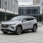 El Tucson Hybrid aporta diseño moderno y una respuesta vivaz que se percibe desde el primer acelerón. Persisten pequeñas dudas sobre garantías y costes futuros, algo habitual en compradores prudentes. En el día a día cumple con solvencia, aunque en aparcamientos abarrotados pierde parte de su carácter diferencial. Ese pequeño freno emocional suaviza la emoción, pero no invalida su propuesta.