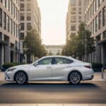 La versión Luxury es la más representativa del espíritu ES: equilibrio, eficiencia y discreción. El kit introduce una presencia más marcada sin alterar su filosofía. En las mañanas frías, en trayectos repetidos, el coche sigue siendo el mismo compañero fiable. Solo que ahora, cada vez que el dueño se aleja tras aparcar, gira la cabeza una vez más.