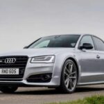 A simple vista, el Audi S8 es una berlina ejecutiva elegante y discreta. Sin embargo, esconde 563 CV que le permiten acelerar de 0 a 60 mph en apenas 3,2 segundos según pruebas independientes. Es un coche pensado para ejecutivos… o para choferes con nervios de acero. Nadie imagina que una berlina tan sobria pueda moverse con semejante violencia.