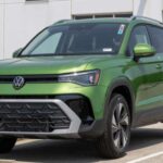 El Volkswagen Taos 2025 es compacto pero espacioso, con más cabina y carga que muchos SUV más grandes. Parte de $24,995, incluye opción de tracción total y hasta 36 mpg en carretera. Su diseño práctico y eficiente lo convierte en una opción sólida para quienes buscan un SUV pequeño sin sentirse limitado.