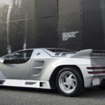 Este supercoche estadounidense parecía sacado de una película de ciencia ficción, y conducirlo era igualmente extraño. Su V8 biturbo de 600 caballos superaba la capacidad de desarrollo del chasis, dejando al conductor a merced de la potencia antes de que pudiera reaccionar.