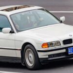 El Serie 7 E38 fue la demostración de que el lujo podía ser discreto y deportivo al mismo tiempo. Popularizado por el cine de los años 90, ofrecía una combinación perfecta de conducción precisa, materiales nobles y tecnología avanzada. Muchos de sus sistemas electrónicos marcaron el camino de lo que hoy es estándar en cualquier coche moderno.