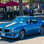 El Trans Am Ram Air IV de 1970 anunciaba apenas 345 CV. En realidad, entregaba entre 370 y 390 CV en configuración de serie. Pontiac aplicó la misma filosofía que con el GTO: cifras prudentes, rendimiento real muy superior. En competición y pruebas comparativas, el Trans Am solía rendir por encima de lo esperado.