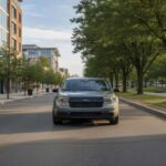 Aquí está la clave del cambio. La Ford Maverick no es 100 % eléctrica, pero su versión híbrida representa exactamente lo que muchos usuarios necesitan: tamaño contenido, precio accesible, consumo bajo y uso diario sin complicaciones. No intimida, no promete cifras irreales y no obliga a cambiar hábitos de golpe. Es práctica, eficiente y razonable. Y en un mercado saturado de extremos, eso puede ser revolucionario.