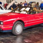 Diseñado por Pininfarina y ensamblado entre Europa y EE. UU., fue tan ambicioso como ineficiente. Caro, poco potente y con problemas de fiabilidad, terminó siendo más recordado por su logística absurda que por su éxito comercial.