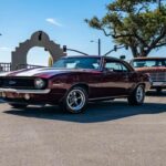 Los Camaros de primera generación con V8 small-block ofrecen la emoción de un pony car clásico sin los precios de las versiones de alto rendimiento. Motores 327 o 350, buen manejo para su época y posibilidad de mejoras como amortiguadores modernos y neumáticos más anchos.