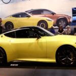 El nuevo Nissan Z rinde homenaje al 240Z original. Con motor V6 3.0 L twin-turbo de 400 CV, transmisión manual de seis velocidades o automática de nueve, mantiene la esencia deportiva del clásico mientras ofrece tecnología moderna y un tiempo de 0 a 100 km/h de 4,5 s.