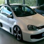Un concept extremo: Golf ensanchado con motor W12 biturbo de 650 hp, RWD, 0–60 mph en 3,7 s. Nunca fue a producción, pero demostró que VW también sabe desatarse.
