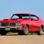 El Oldsmobile 442 W-30 fue uno de los grandes dominadores del drag racing a finales de los 60 y principios de los 70. Su V8 de 455 pulgadas cúbicas y su preparación específica lo convirtieron en una máquina temida en el cuarto de milla. Aunque hoy queda a la sombra de otros muscle cars más mediáticos, su legado sigue siendo enorme.