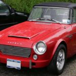 Antes del 240Z, el Fairlady Roadster ya competía contra MG y Alfa Romeo. La versión más deseada, el Datsun 2000, montaba un 2.0 litros de hasta 150 CV en especificación deportiva, con carburadores Mikuni/Solex y cambio manual de cinco marchas. Era un roadster puro, ligero y rápido, clave para la reputación deportiva de Datsun.