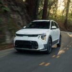 El Kia Niro EV es una de las opciones eléctricas más accesibles, con una autonomía estimada de 253 millas por carga y costes de uso reducidos. Kia está ofreciendo financiación del 0 % APR hasta 72 meses, lo que lo convierte en una de las compras más interesantes del segmento eléctrico usado.