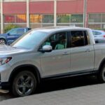 La Honda Ridgeline se diferencia por su construcción monocasco y un comportamiento mucho más cercano al de un SUV. Ofrece tracción total de serie, un andar muy suave y soluciones prácticas como el baúl integrado en la caja. Es ideal para uso diario y ocio, y supera en confort a muchas rivales más caras.