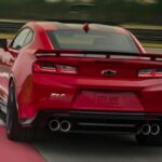 El Camaro definitivo. El ZL1 Gen 6 alcanzó 198 mph, 0–60 mph en 3,5 segundos y el cuarto de milla en 11,5 segundos. El V8 6.2 sobrealimentado, junto a la caja automática de 10 marchas desarrollada con Ford, logró que por primera vez un Camaro automático fuera más rápido que uno manual. Con su despedida en 2024, dejó una vara altísima para cualquier posible regreso futuro.